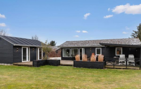 3 Bedroom Cozy Home In Hjørring